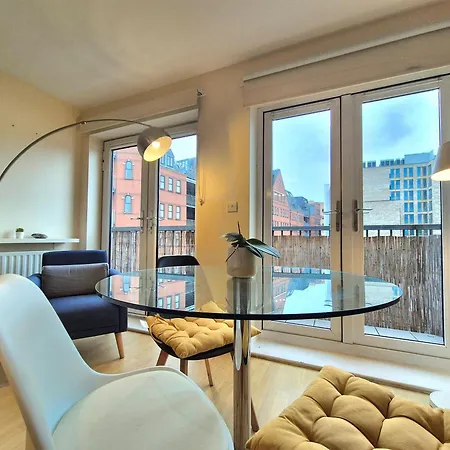Central 2 Bedroom London Flat, Minutes From Shoreditch, Spitalfields & Brick Lane, Sleeps 4 Guests